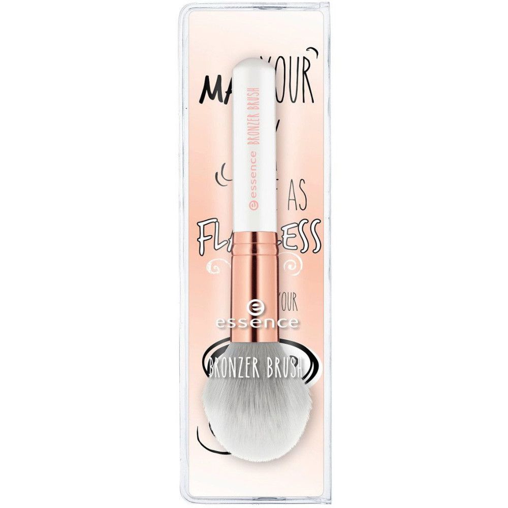 Puderbronzer-Pinsel in Verpackung. Weißer Pinselkopf, kupferfarbener Schaft, weißer Griff. Schriftzug: Bronzer Brush.