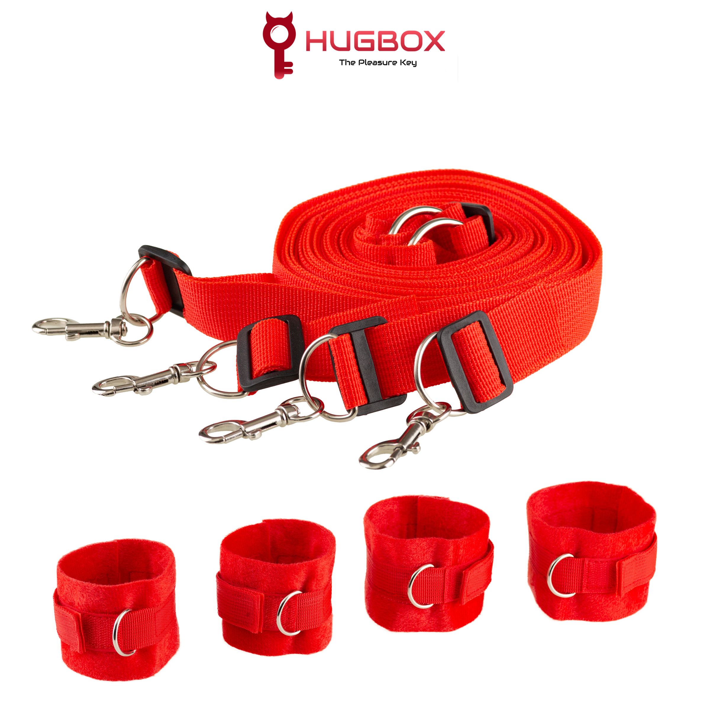 Rotes Bondage-Set mit vier Handfesseln, Riemen, Schnallen und Karabinerhaken. HUGBOX-Logo.
