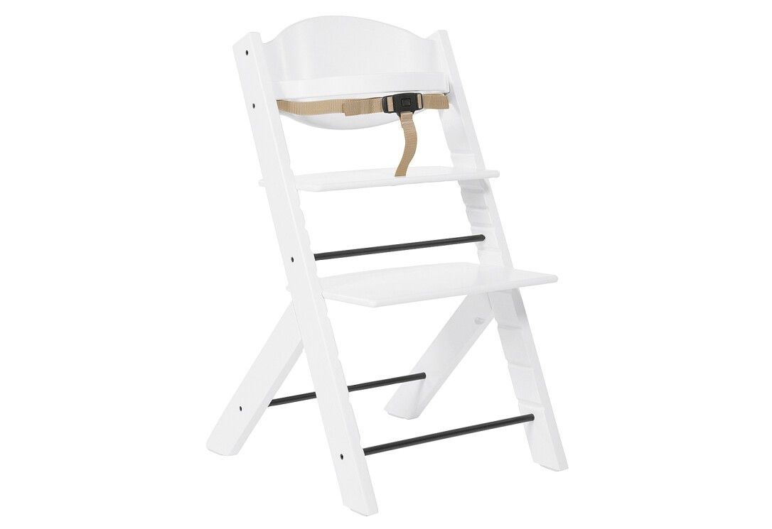 Weißer Hochstuhl mit Sicherheitsgurt. Holzkonstruktion mit Sitzfläche und Fußstütze. Schwarze Querstreben.