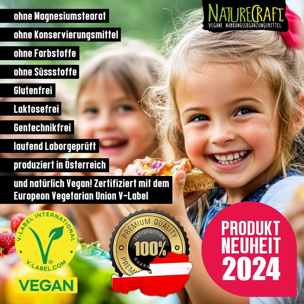 Kinder lächeln, während sie einen Snack essen, mit Siegeln für vegan und "Neuheit 2024".