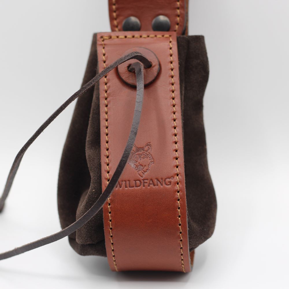 Braune Ledertasche mit Wildfang-Logo und Kordelzug. Detail: brauner Lederriemen.