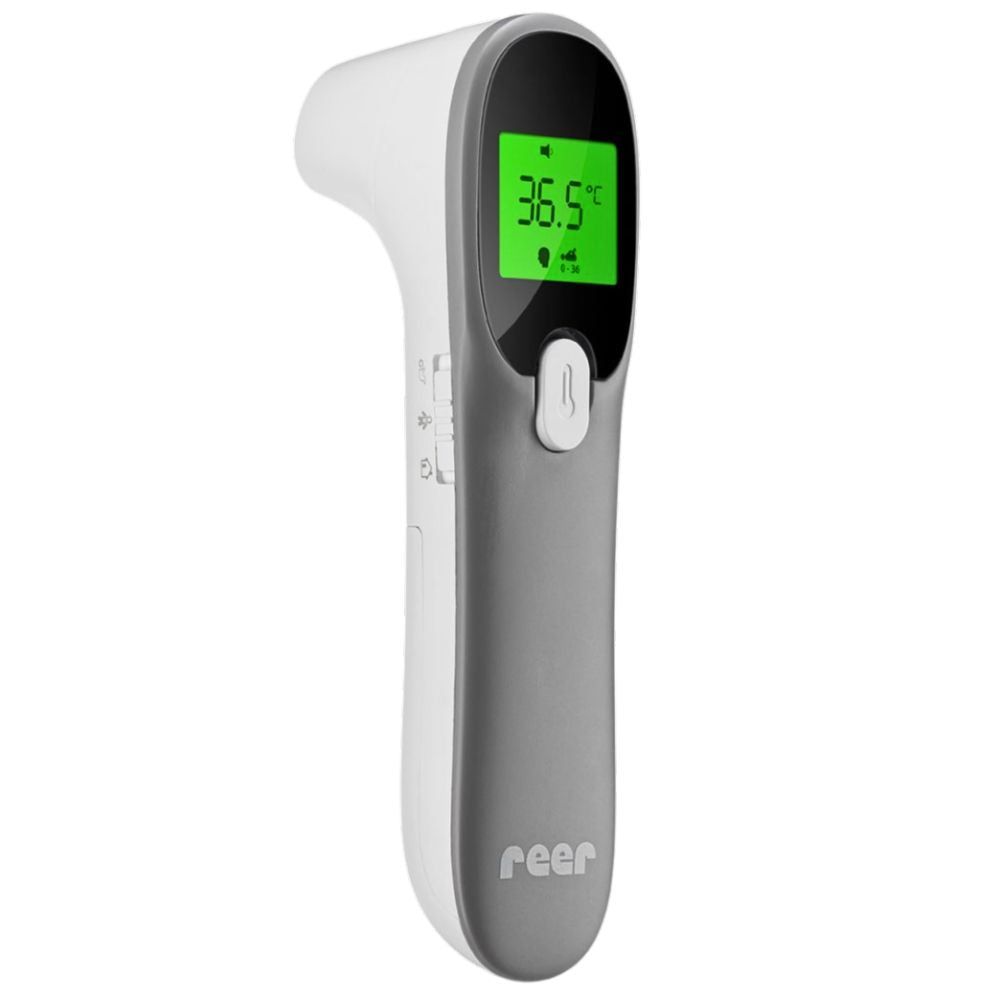 Grau-weißer Infrarot-Fieberthermometer mit grünem Display. Zeigt 36,5°C an. Marke: reer.