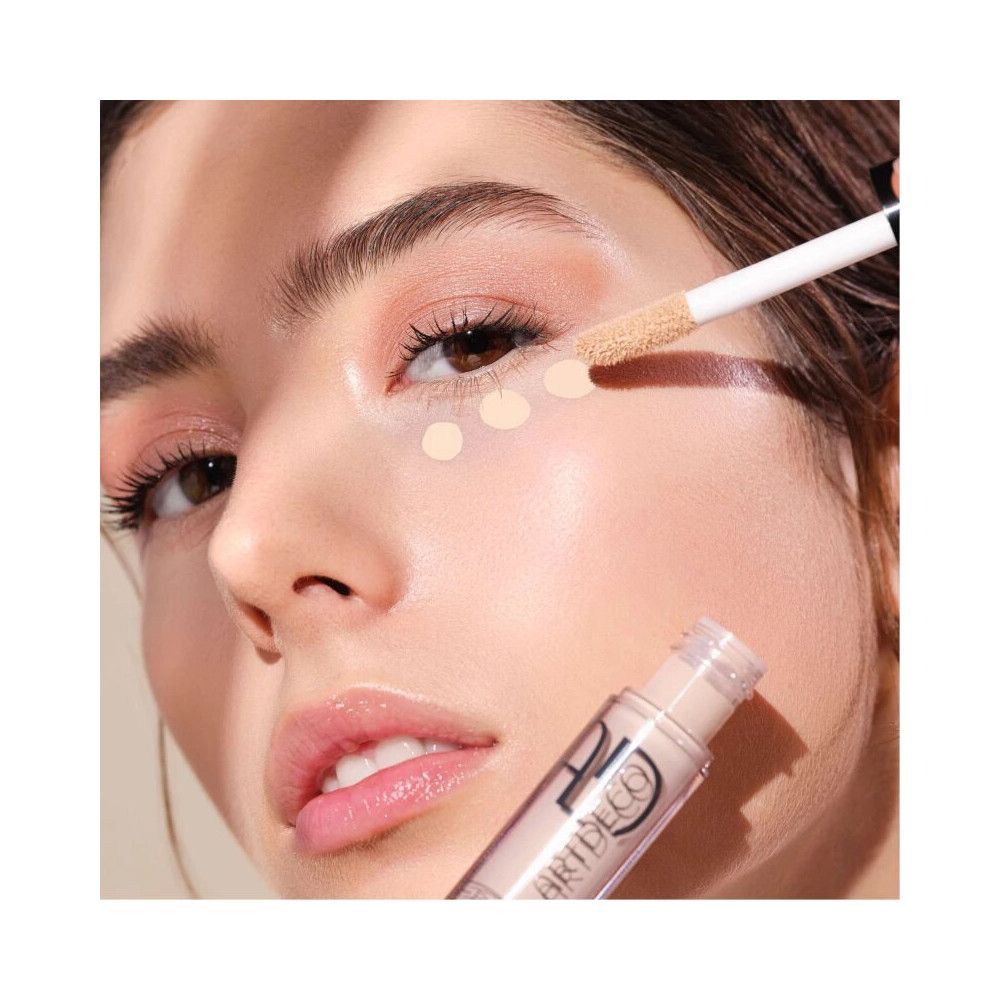 ARTDECO Concealer Fluid Camouflage wird auf die Haut unter dem Auge aufgetragen.