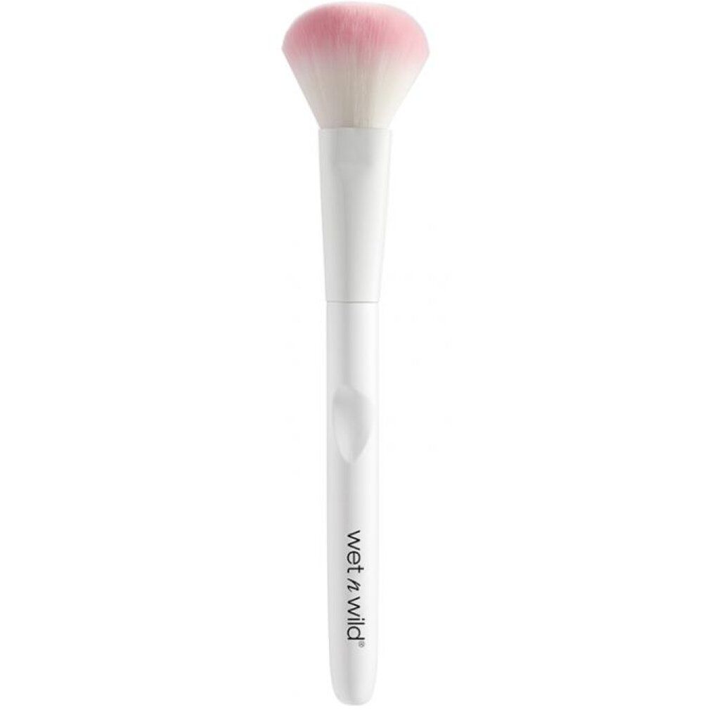 Weißer Make-up Pinsel mit rosa Pinselkopf. Der Griff hat den Schriftzug "wet n wild".