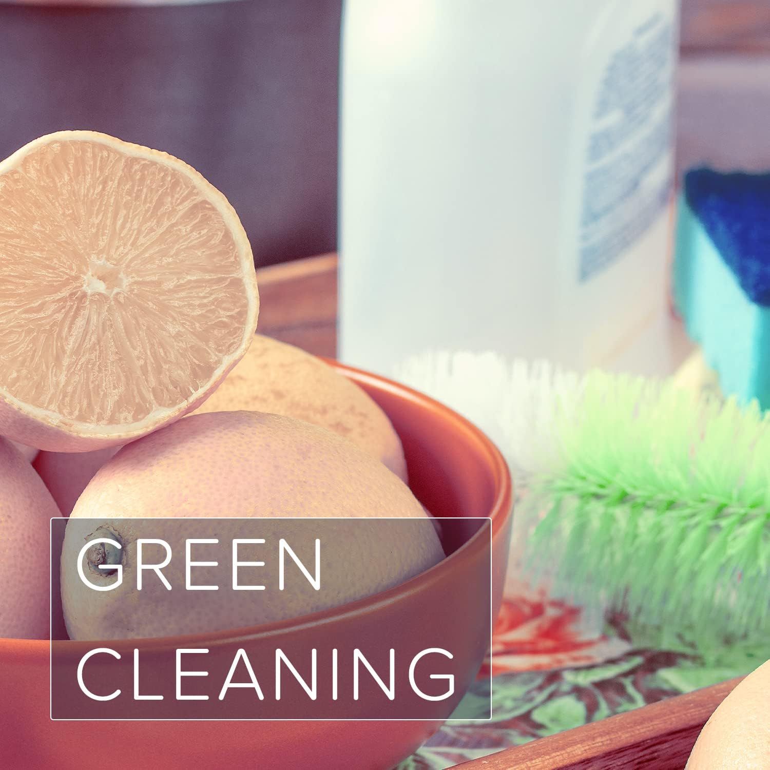 Zitronenhälften in einer Schüssel. Daneben Reinigungsutensilien. Text: GREEN CLEANING.