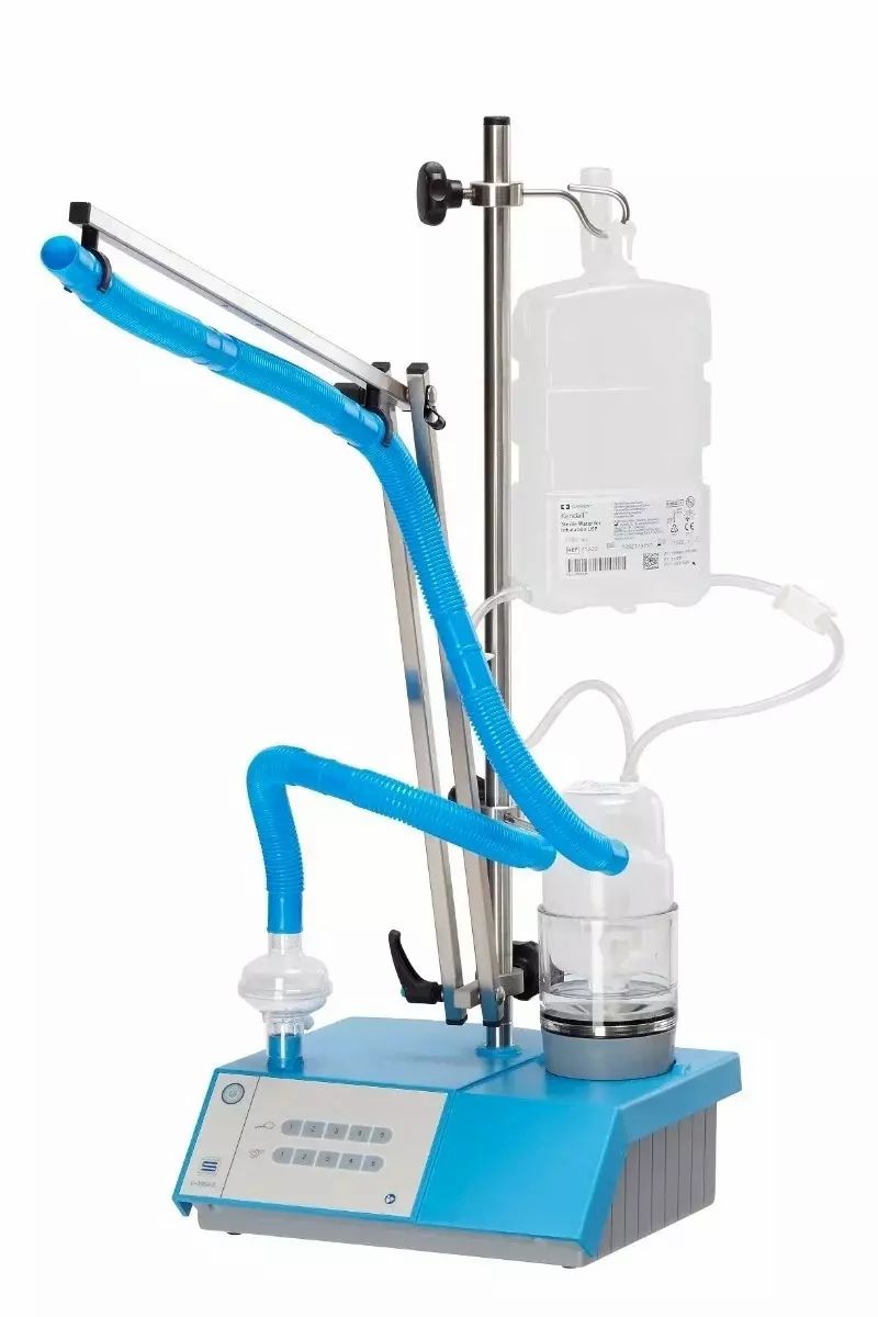 Ultraschallvernebler mit blauem Sockel, Wasserbehälter, flexiblen Schläuchen und Bedienfeld.