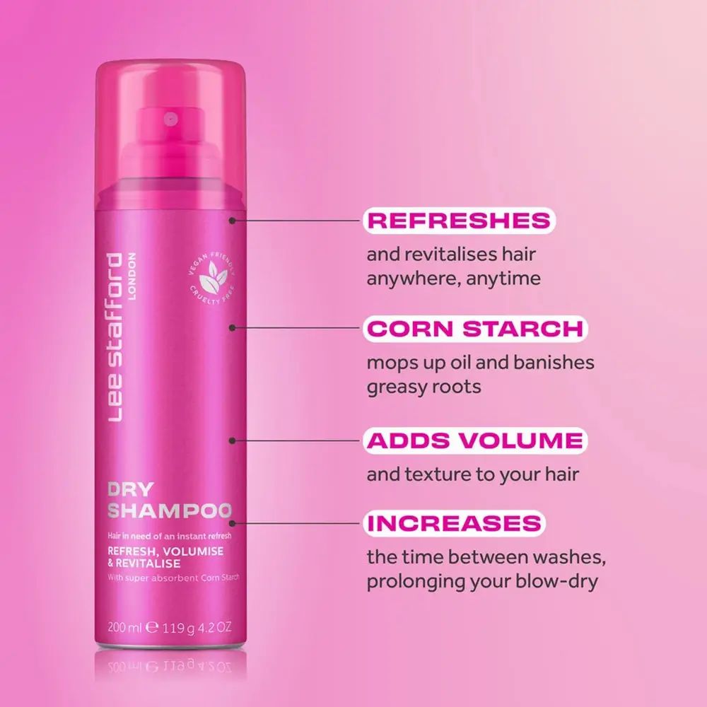 Rosa Trockenshampoo-Dose. Text: LEE STAFFORD LONDON, DRY SHAMPOO, REFRESH, VOLUMISE & REVITALISE. Vegan-Siegel. Produktinformationen.