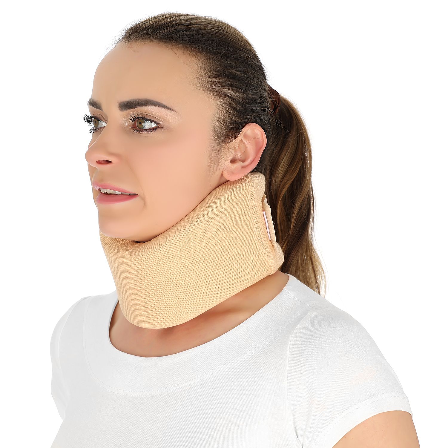 Beigefarbene Nackenstütze an einer Frau. Seitliche Ansicht. Weiches Material, Klettverschluss. Stabilisierung des Halses.