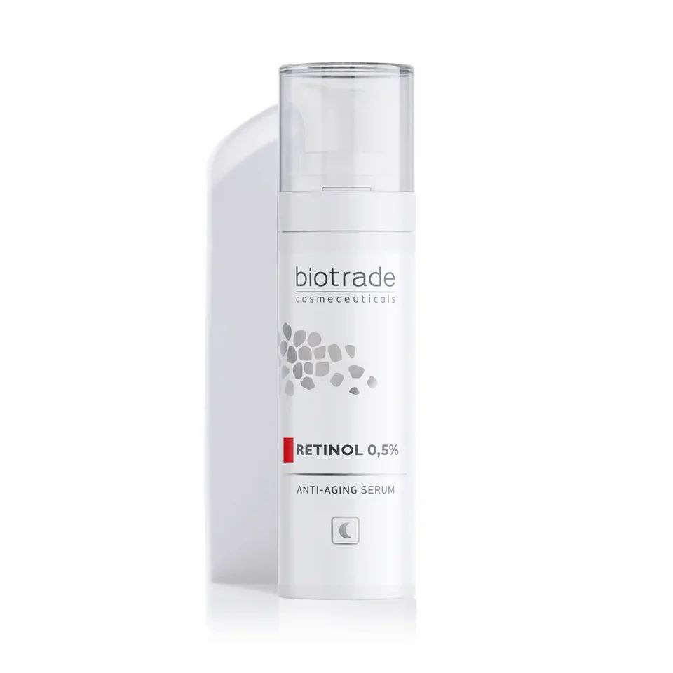 Weiße Flasche mit transparentem Deckel. Aufschrift: Biotrade, Retinol 0,5%, Anti-Aging Serum. Kleines Mondsymbol.