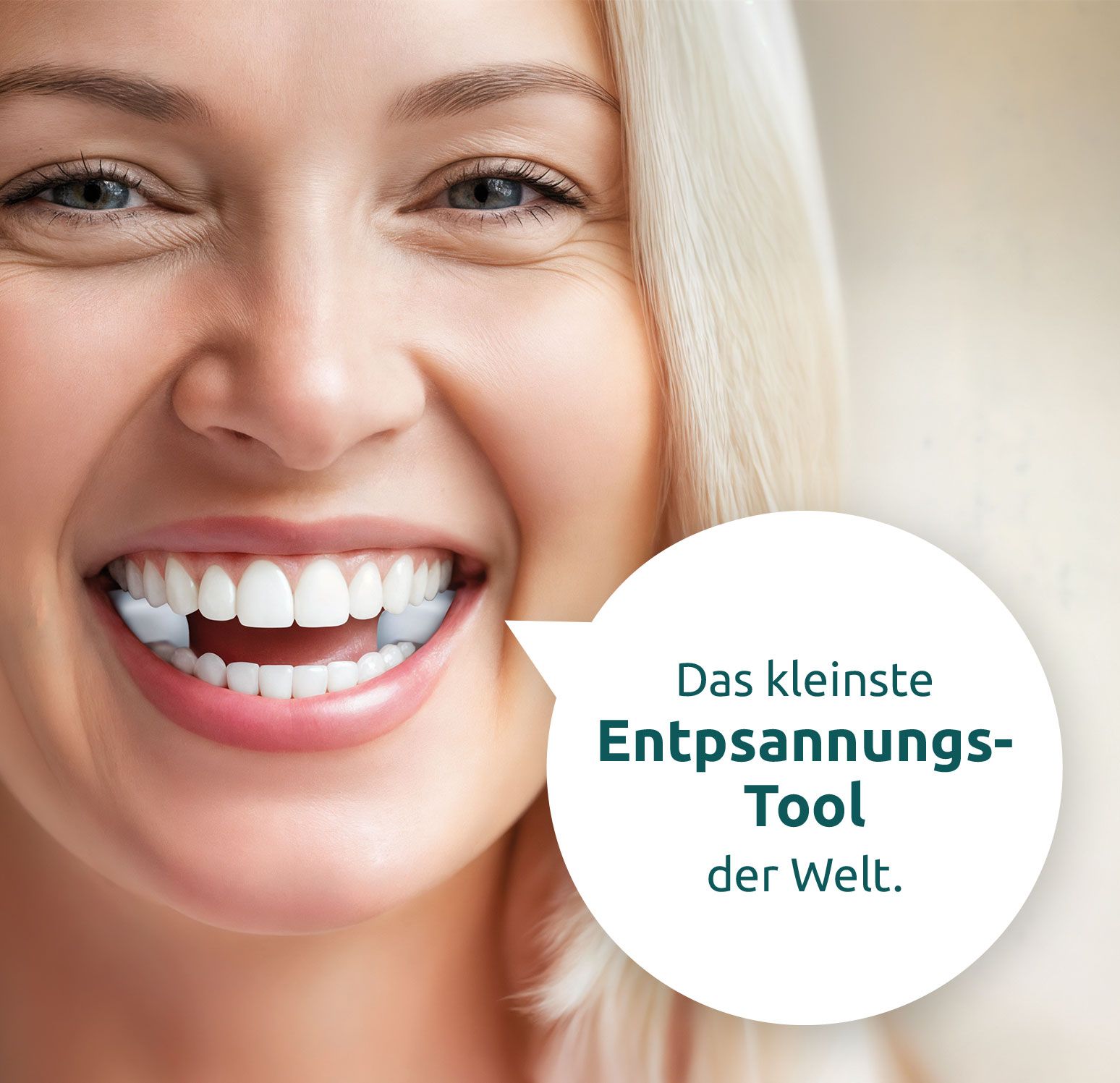 Nahaufnahme einer lächelnden Frau. Ein Sprechblase mit Text: „Das kleinste Entspannungs-Tool der Welt.“