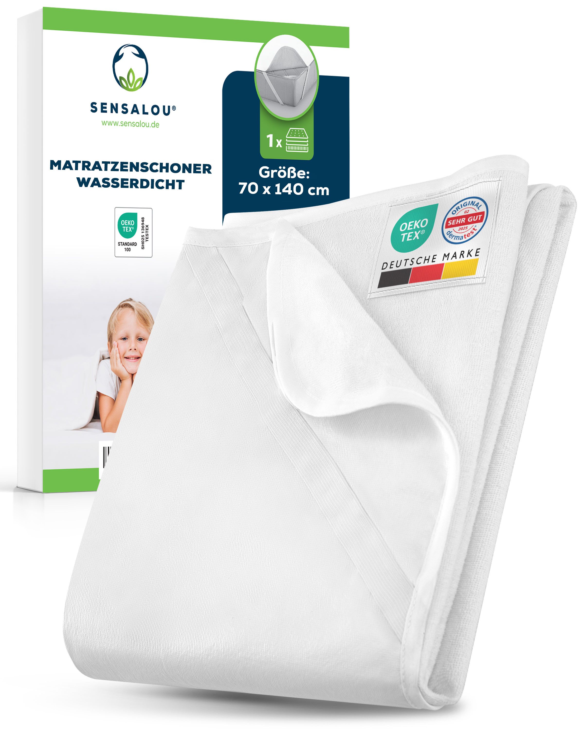 Weiße Matratzenauflage, 70x140cm, wasserdicht. Verpackung mit Produktname, Größe und Zertifizierungen. Kind im Hintergrund.