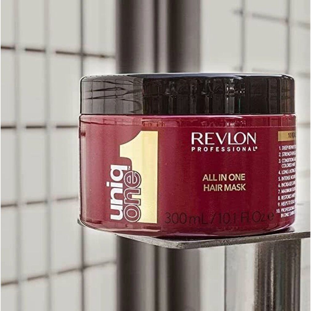 Rote Dose mit schwarzem Deckel. Aufschrift: Revlon Professional UniqOne, All in One Hair Mask. 300ml/10.1 Fl.Oz.e. Auf Regal.