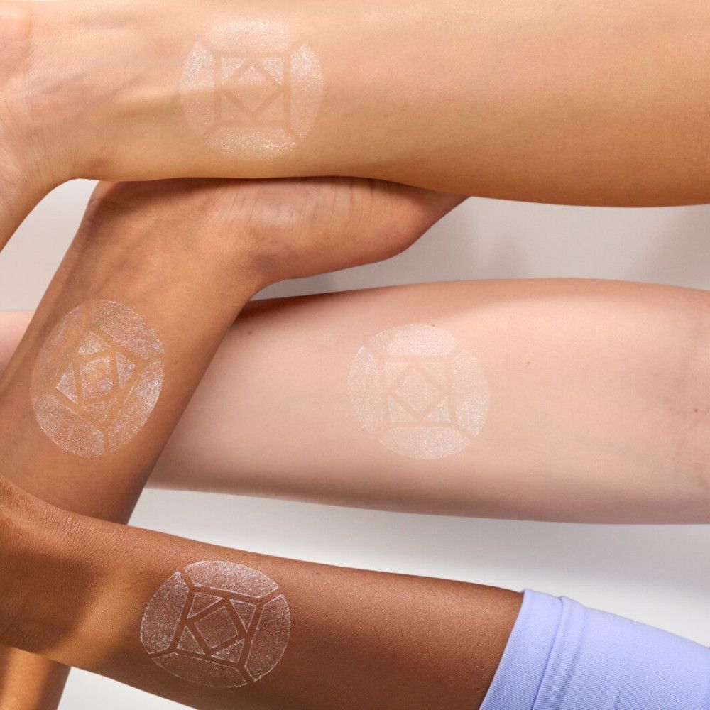 Arme mit aufgetragenem Highlighter. Verschiedene Hauttöne. Runde Applikationen mit geometrischem Muster.