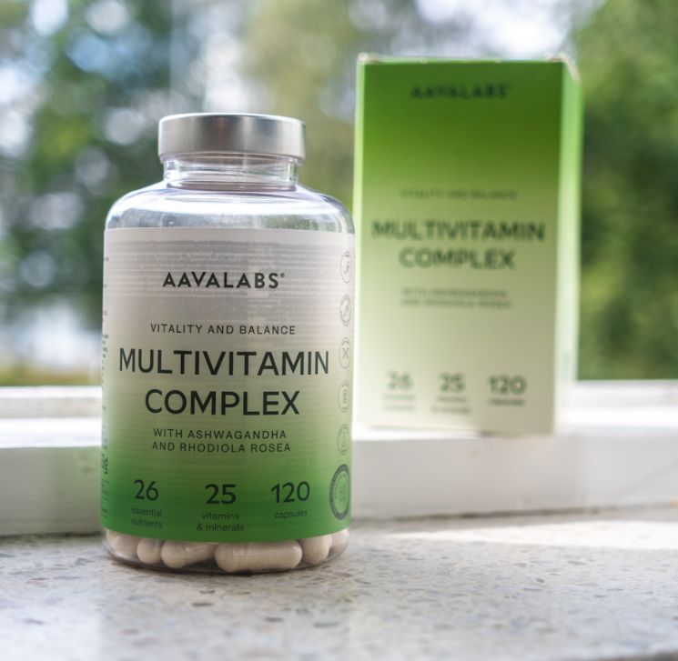 Aavalabs Multivitamin Komplex Flasche und Karton auf Fensterbank.
