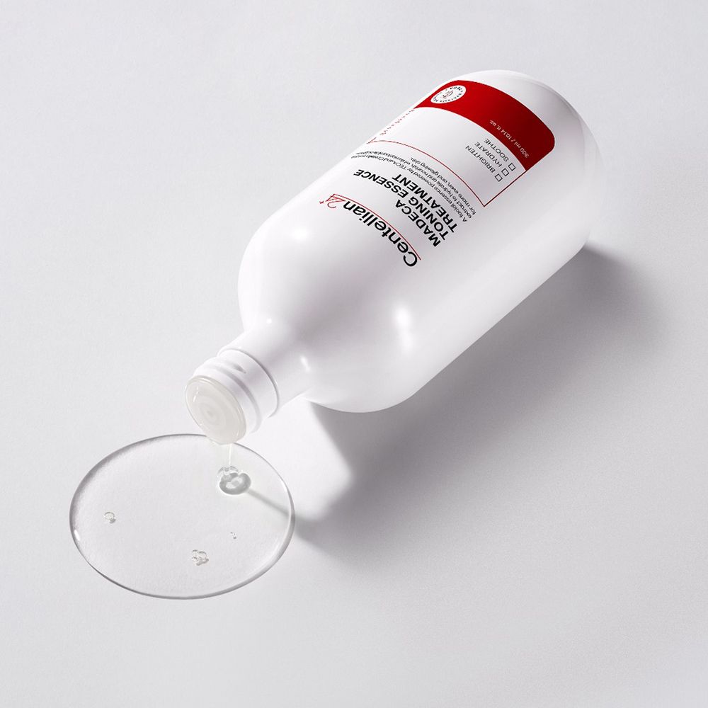 Weiße Flasche liegt, Flüssigkeit fließt heraus. Text: Madeca Toning Essence Treatment. Auf hellem Hintergrund.