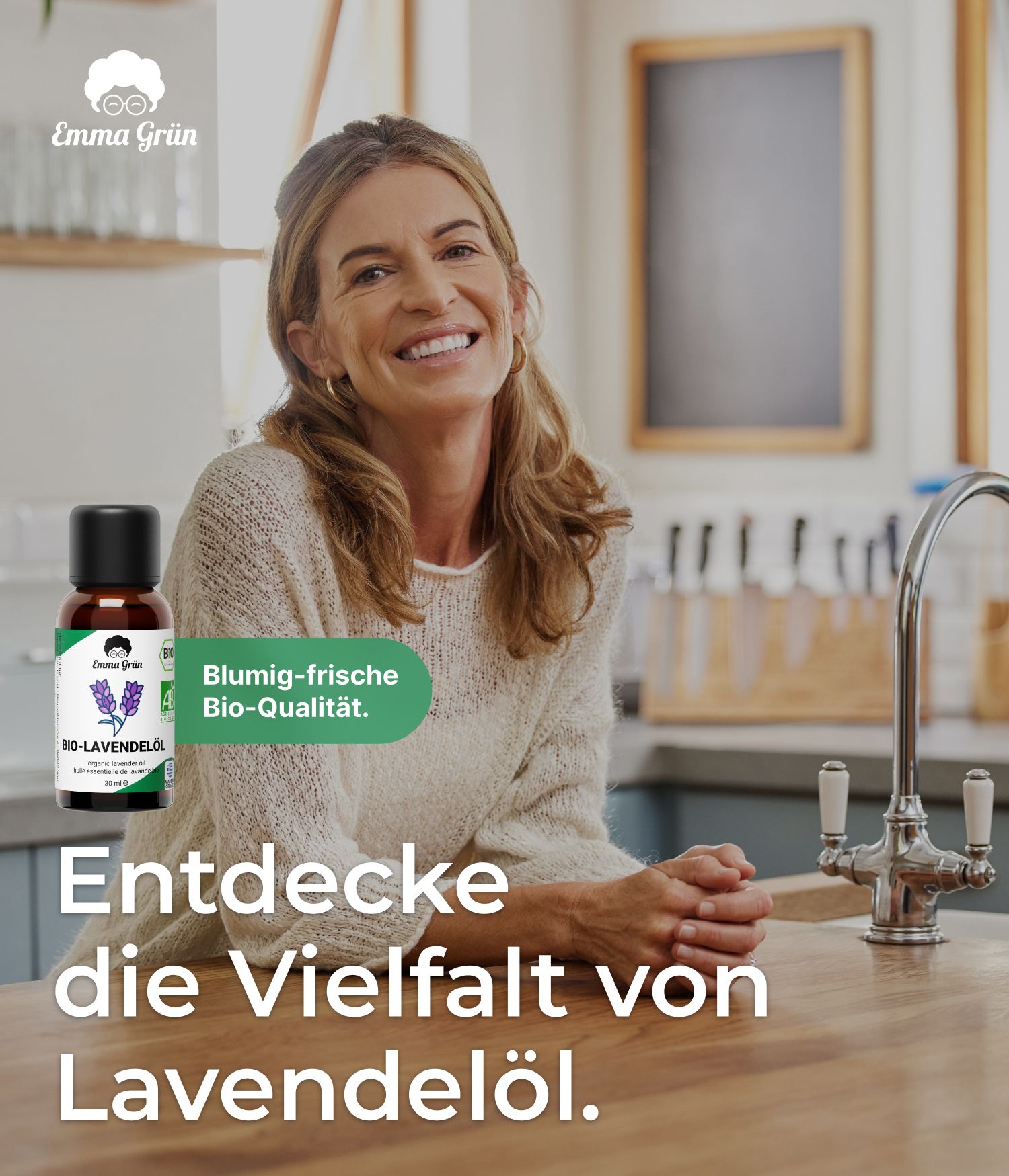 Frau lächelt neben einer Küchenzeile. Auf dem Tisch steht eine braune Flasche mit schwarzem Deckel. Text: Entdecke die Vielfalt von Lavendelöl.