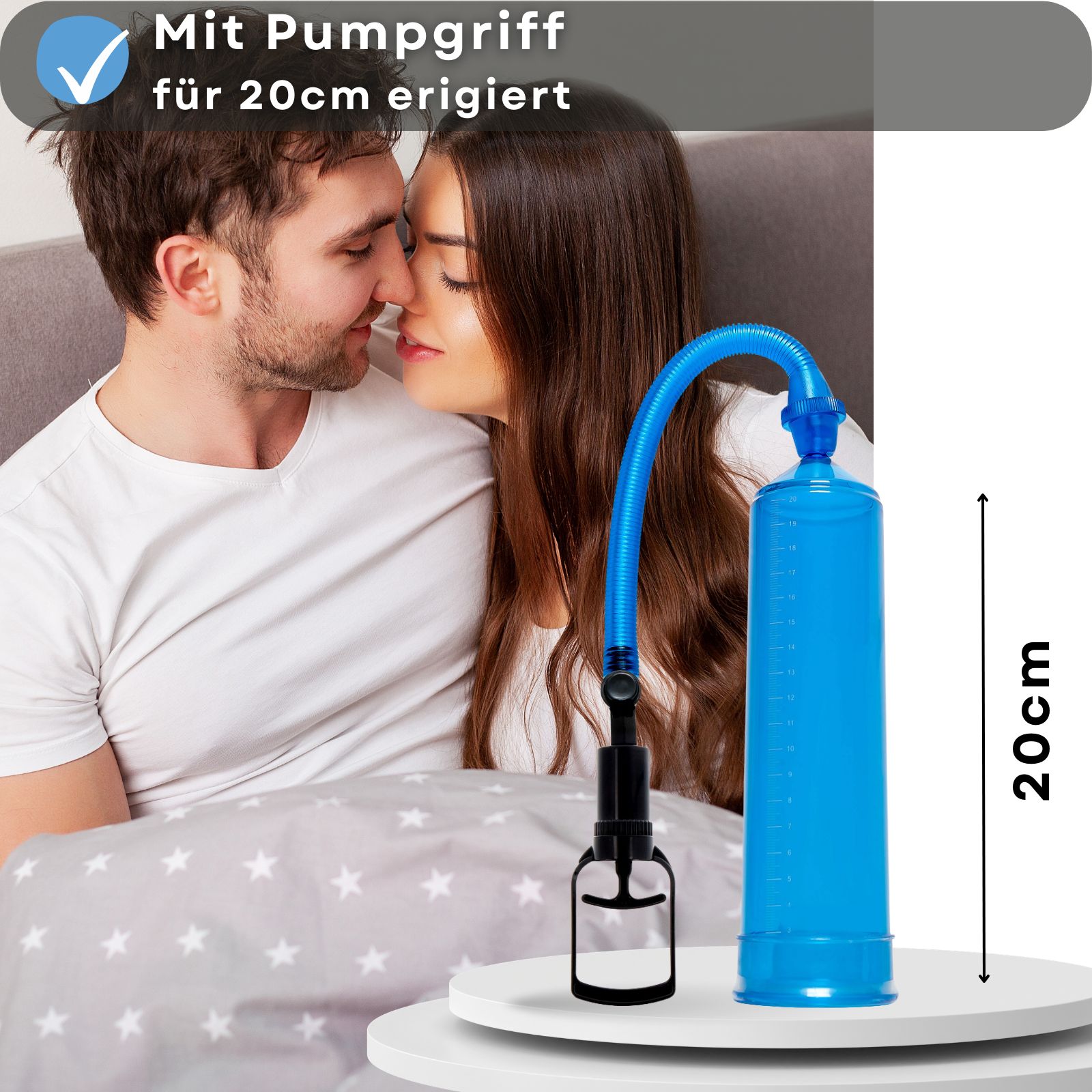 Blaue Penis-Pumpe mit Pumpgriff. Text: Mit Pumpgriff, 20cm erigiert. Paar im Bett.