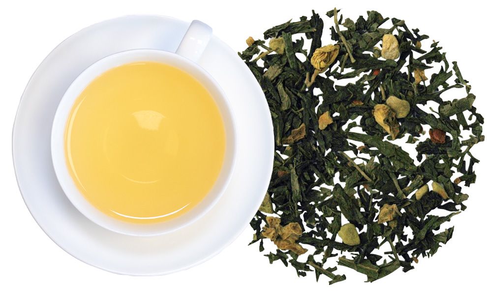 Tasse TeeGschwendner NATURstoffwechsel Bio. Flüssigkeit, daneben lose Teeblätter. Weißes Porzellan.