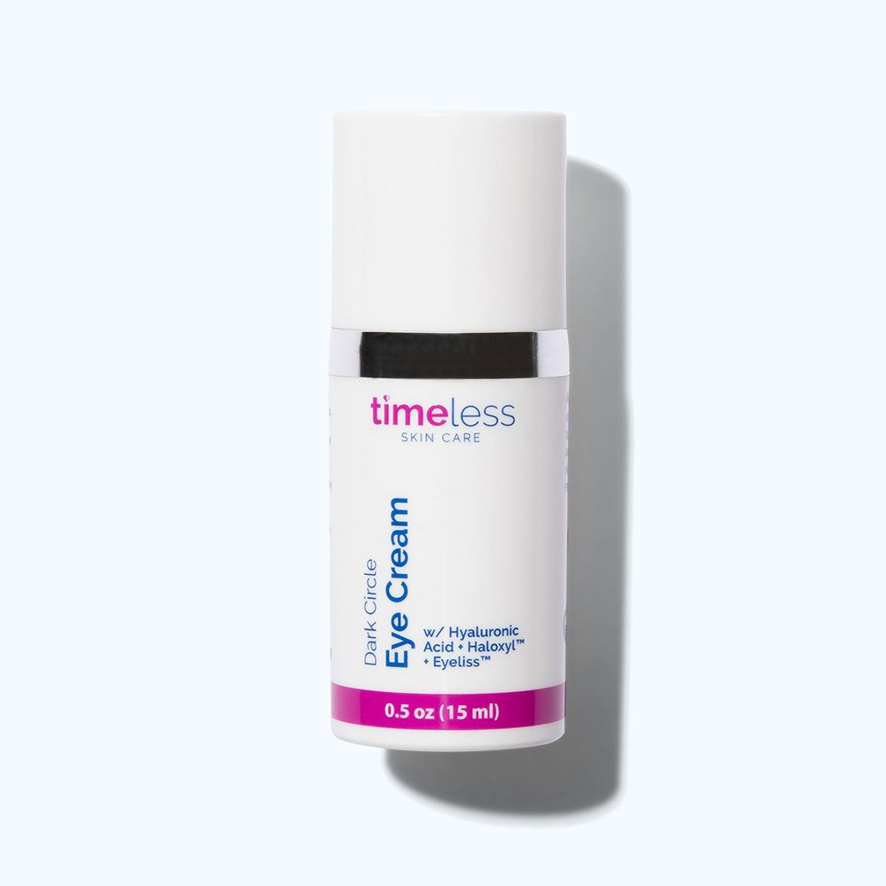 Weiße Flasche mit silbernem Ring und Deckel. Aufschrift: TIMELESS SKIN CARE, Dark Circle Eye Cream, 0.5 oz (15 ml).