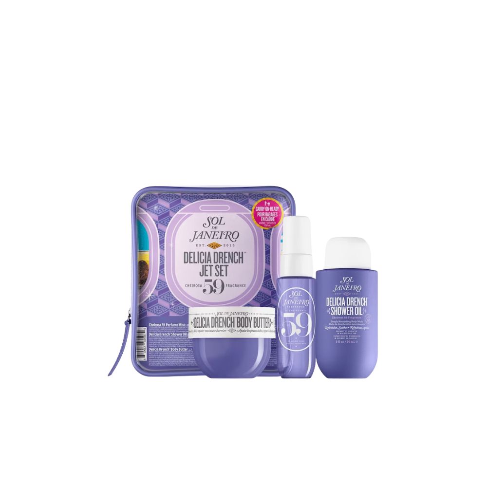 Sol de Janeiro Delicia Drench Jet Set. Lila Kosmetiktasche mit Produkten: Body Butter, Duschöl, Spray. Text: 59, Delicia Drench.
