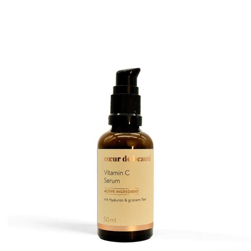 Braune Glasflasche mit schwarzem Pumpkopf. Etikett mit "Vitamin C Serum" und "Coeur de Beaute"-Logo. 50ml.