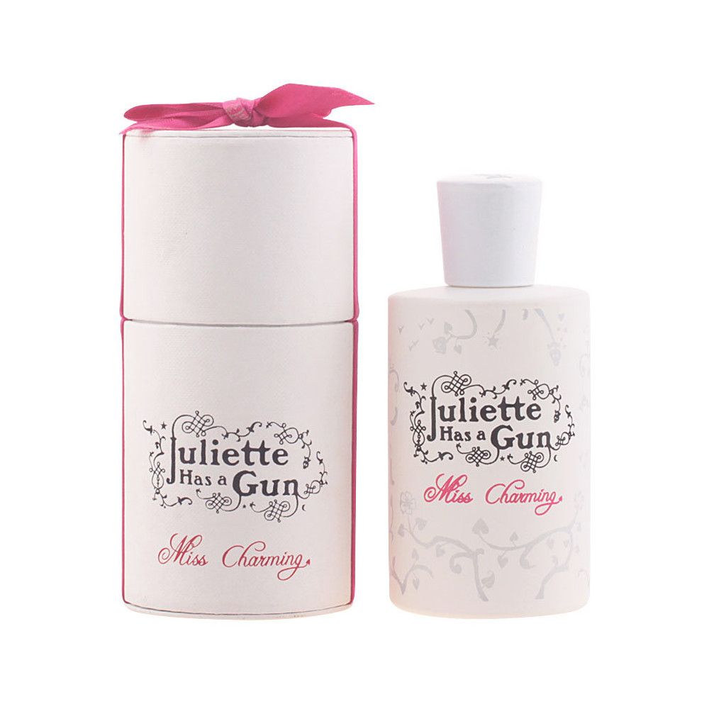 Parfümflakon und Verpackung. Weißer Flakon mit weißem Deckel. Rosa Schleife auf der Verpackung. Schriftzug 'Miss Charming'.