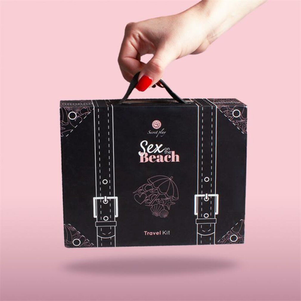 Schwarzer Koffer mit weißem Aufdruck. Aufschrift: Sex on the Beach Travel Kit. Koffer wird von einer Hand gehalten.
