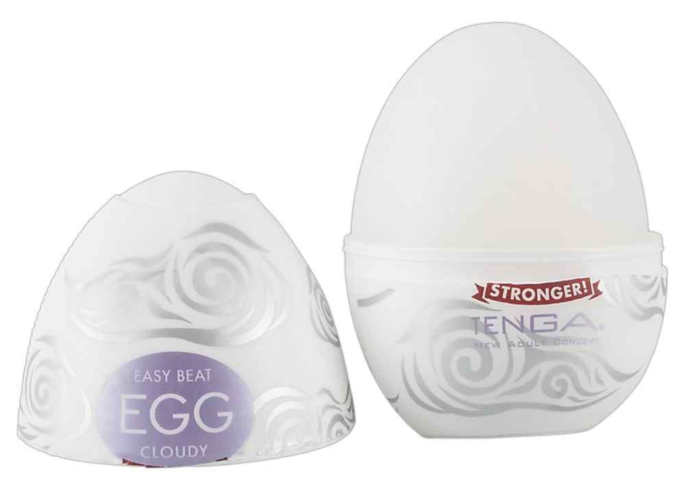 Zwei Teile eines Ei-förmigen Produkts. Wolkenmuster und 'TENGA' sichtbar. Lila Etikett mit 'EGG'. 'STRONGER!' Banner.