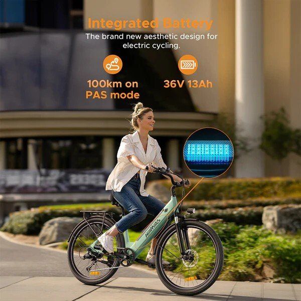 Frau fährt auf einem grünen Elektrofahrrad. Integrierter Akku, 100 km Reichweite, 36V 13Ah.