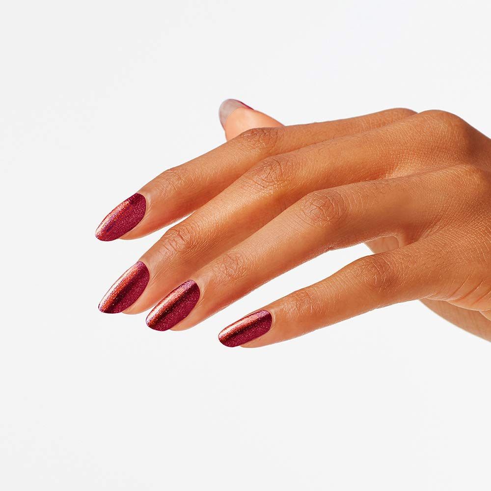 Hand mit lackierten Nägeln. Dunkelroter Nagellack mit Glanz. Nägel in ovaler Form.