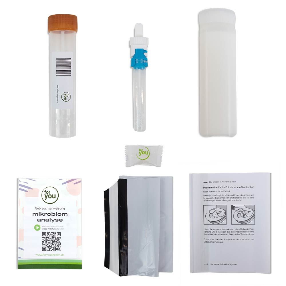 Inhalt eines Mikrobiom-Analyse-Kits: Probenröhrchen, Tupfer, Auffangröhrchen, Beutel und Anleitung.