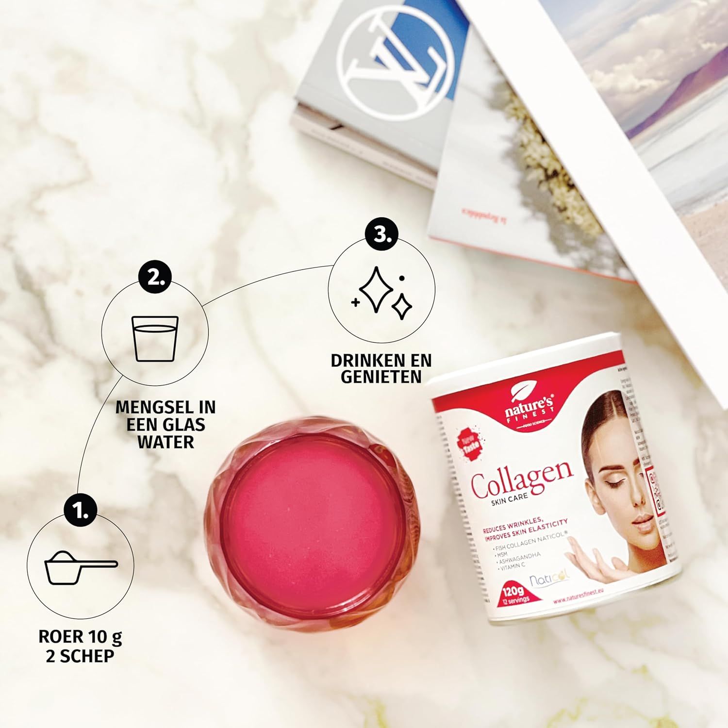Anleitung zur Zubereitung. Dose Kollagen SkinCare, rosa Flüssigkeit, Messlöffel und Glas Wasser.