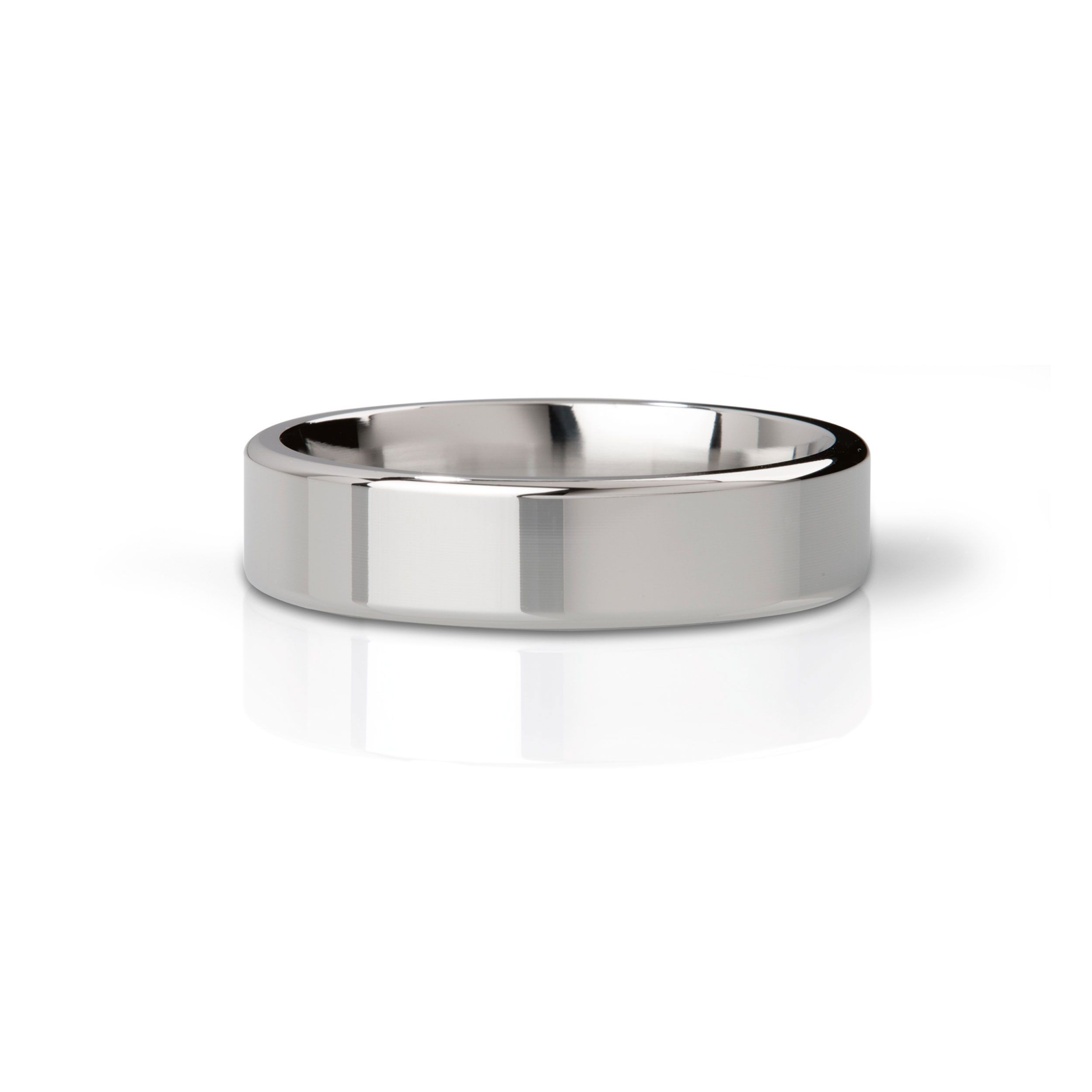 Ring aus poliertem Metall. Flache Form, reflektierende Oberfläche. Einzelstück, auf weißem Hintergrund.
