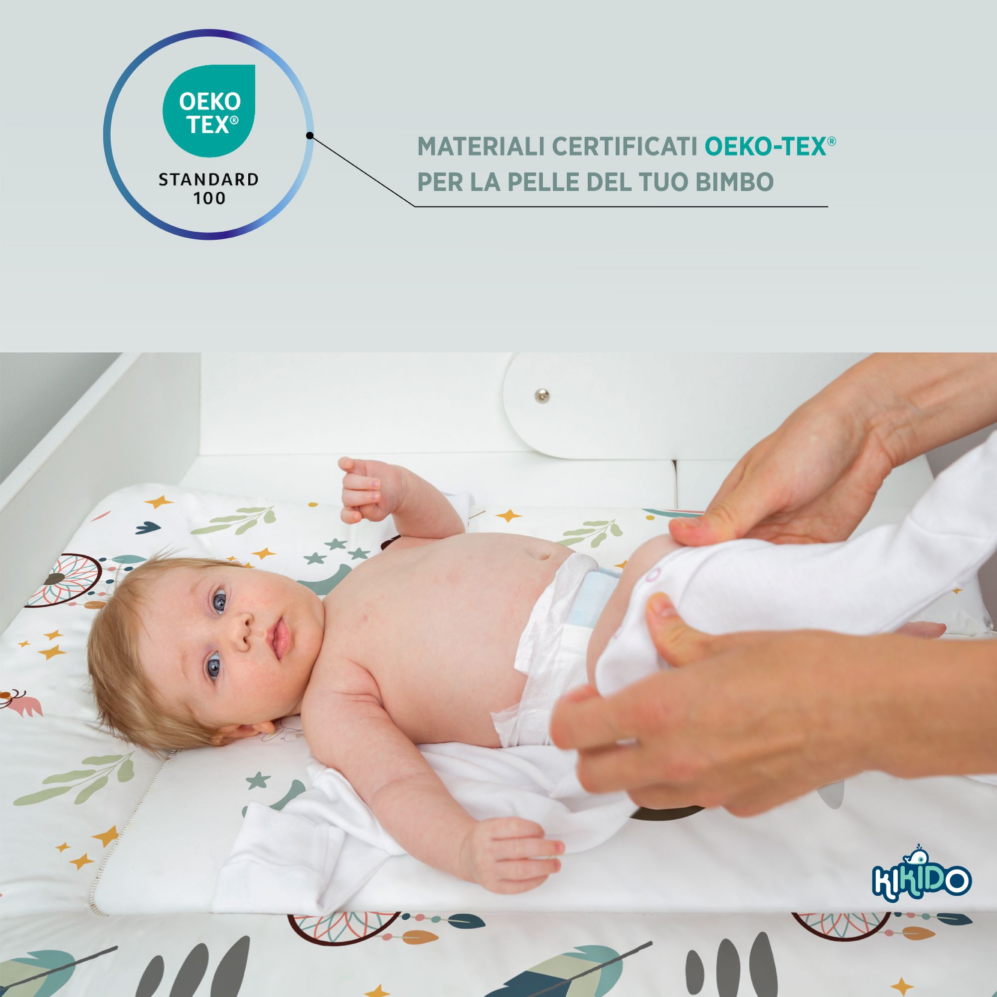 Baby liegt auf Wickelauflage. Text: OEKO-TEX® Standard 100. Materialien zertifiziert OEKO-TEX® für die Haut Ihres Babys.