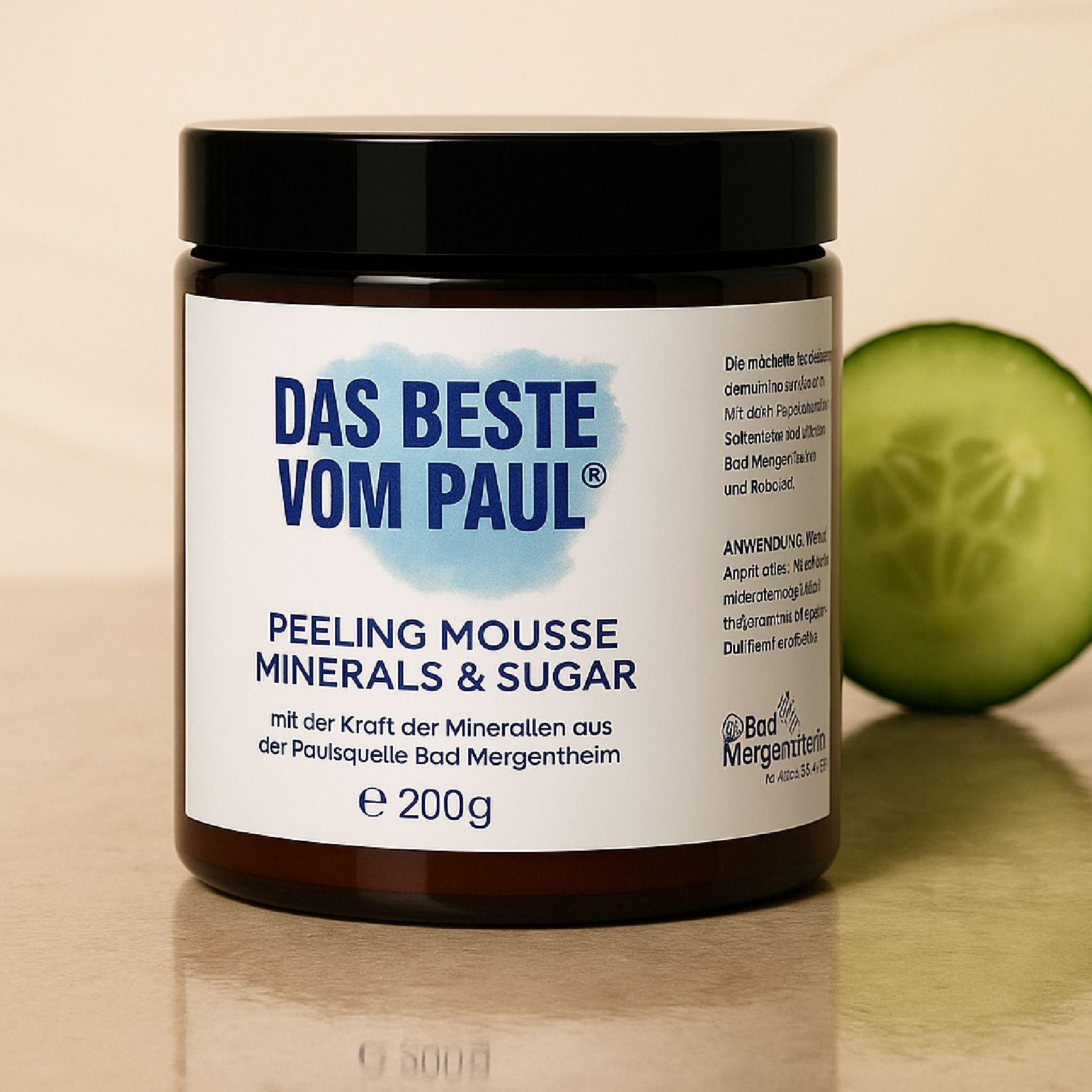 Braune Dose mit schwarzem Deckel. Aufschrift: Das Beste vom Paul. Peeling Mousse Minerals & Sugar. 200g. Gurkenscheibe.