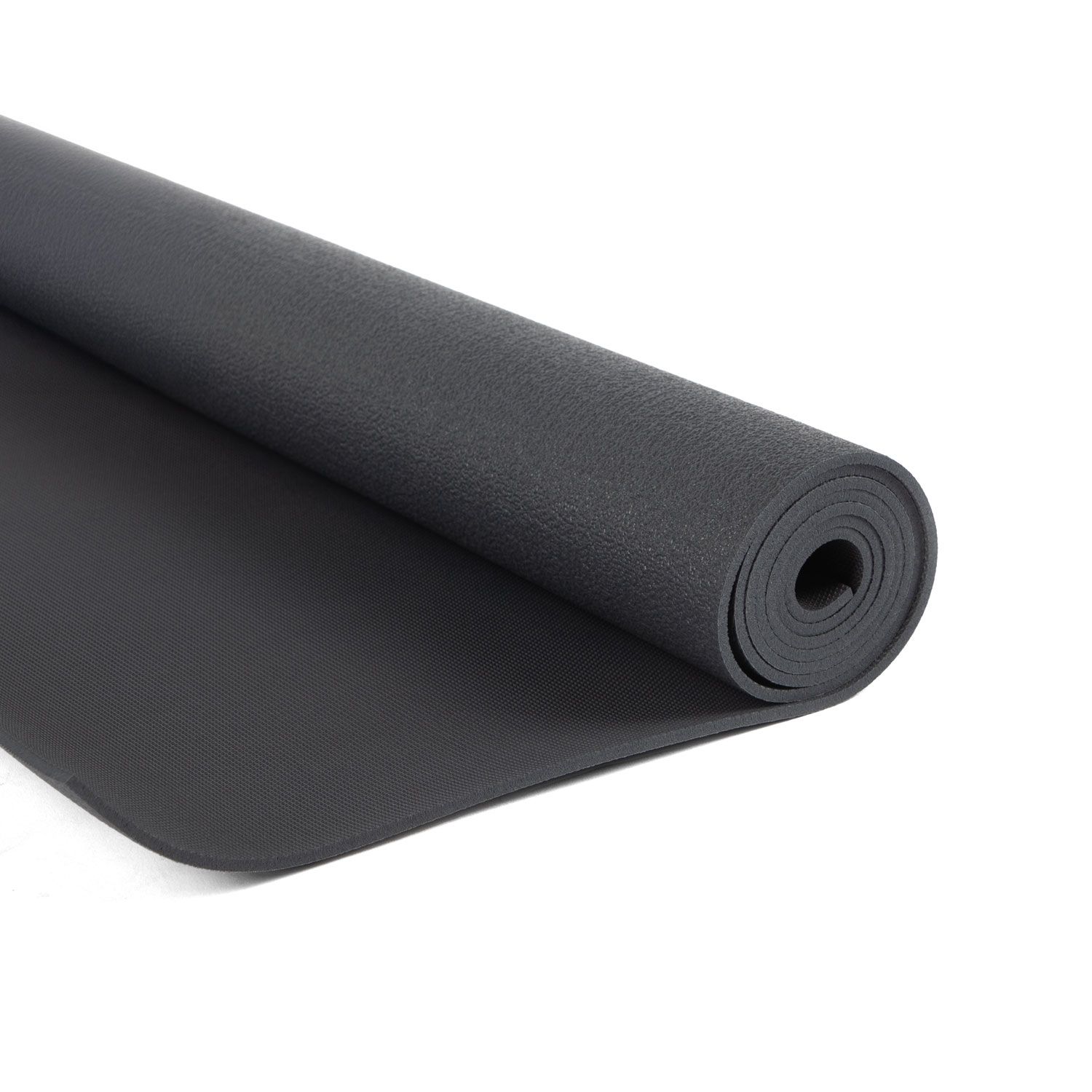 Dunkelgraue Yogamatte, gerollt, mit Logo. Nahaufnahme auf weißem Hintergrund.