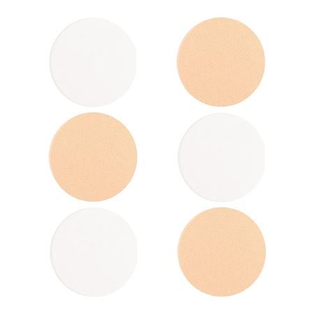 Sechs runde Make-up-Schwämme, abwechselnd weiß und beige angeordnet.