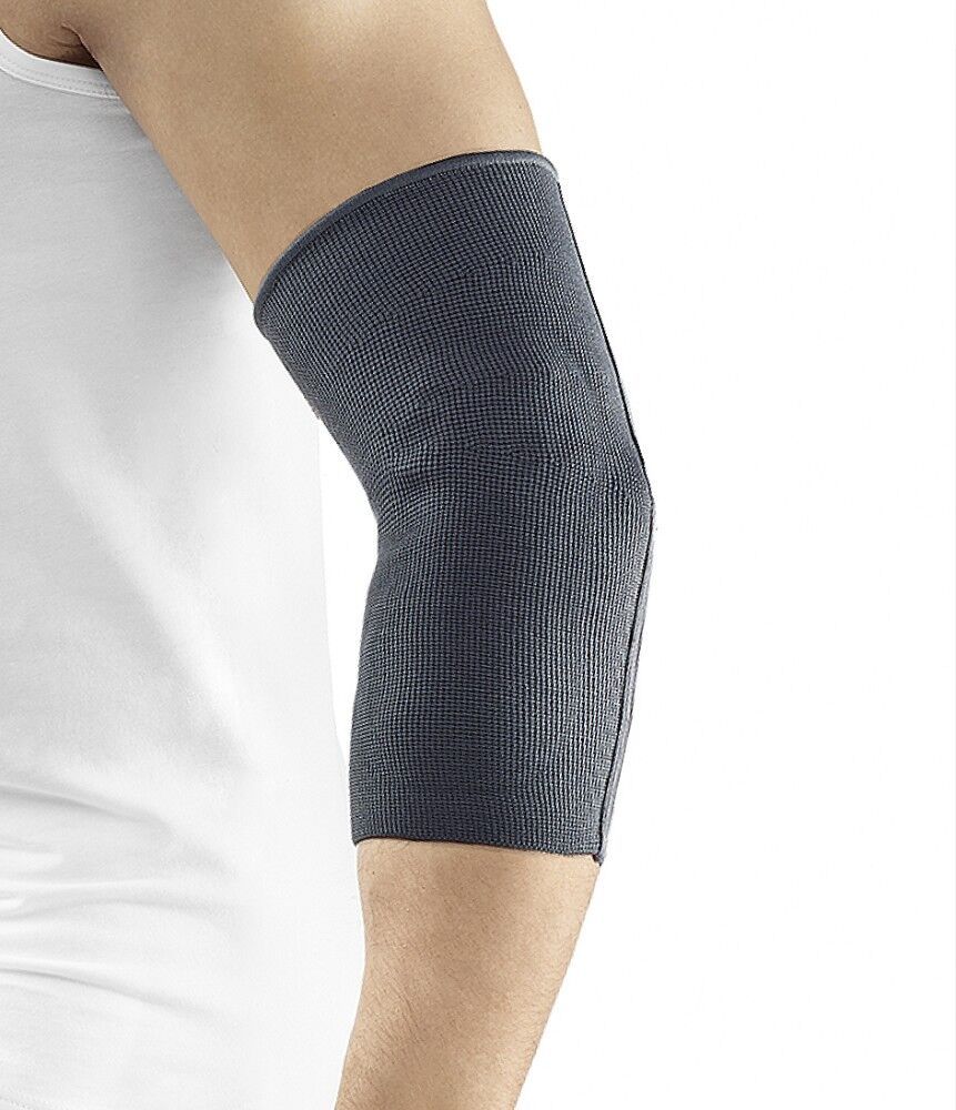 Graue Ellenbogenbandage am Arm. Gestricktes Material, bedeckt den Ellenbogenbereich.
