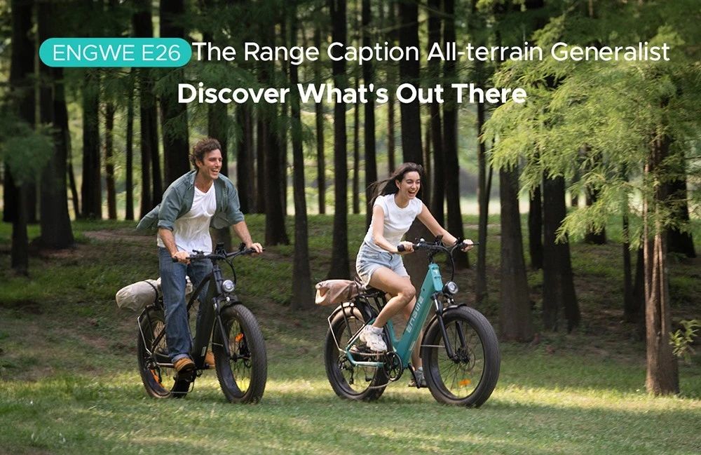 Zwei Personen fahren auf E-Bikes durch einen Wald. Marke ENGWE.