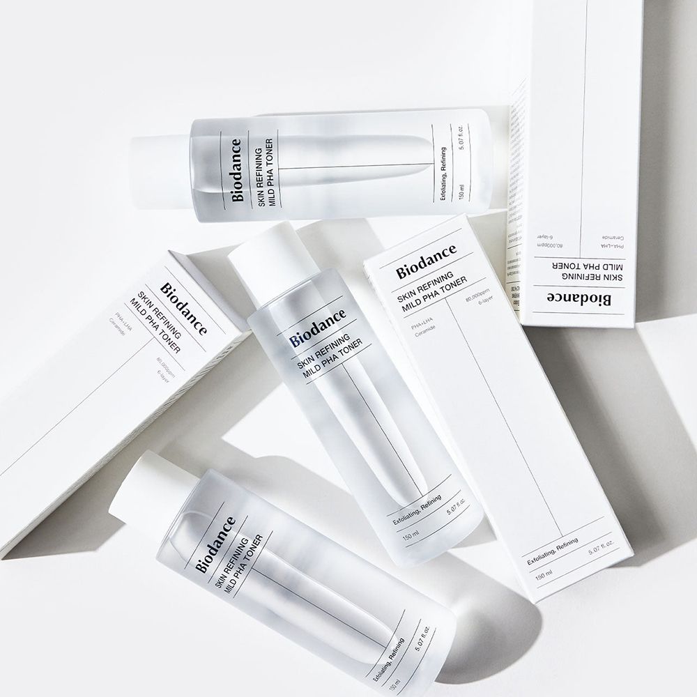 Mehrere Flaschen Biodance Skin Refining Mild PHA Toner und Verpackungen. Blick von oben.