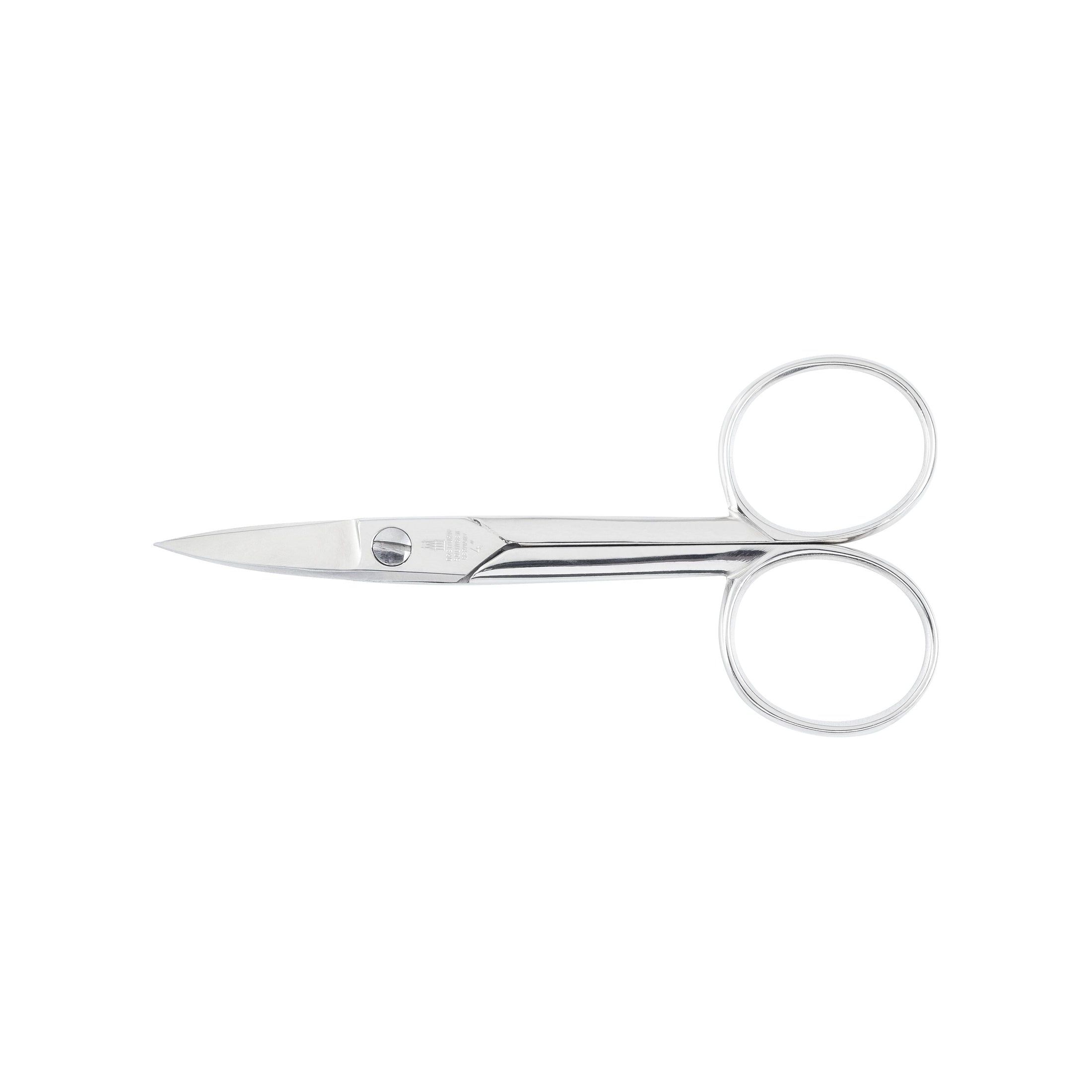 Nagelschere aus Metall. Mit zwei Griffringen und spitz zulaufenden Schneiden. Aufschrift auf dem Scherenblatt.