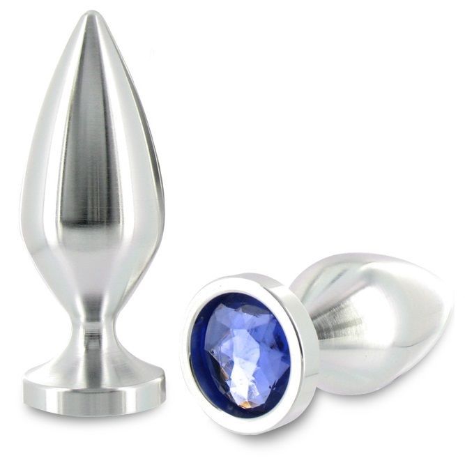 Zwei metallische Analplugs. Einer steht aufrecht, der andere liegt. Einer hat einen blauen Kristall.
