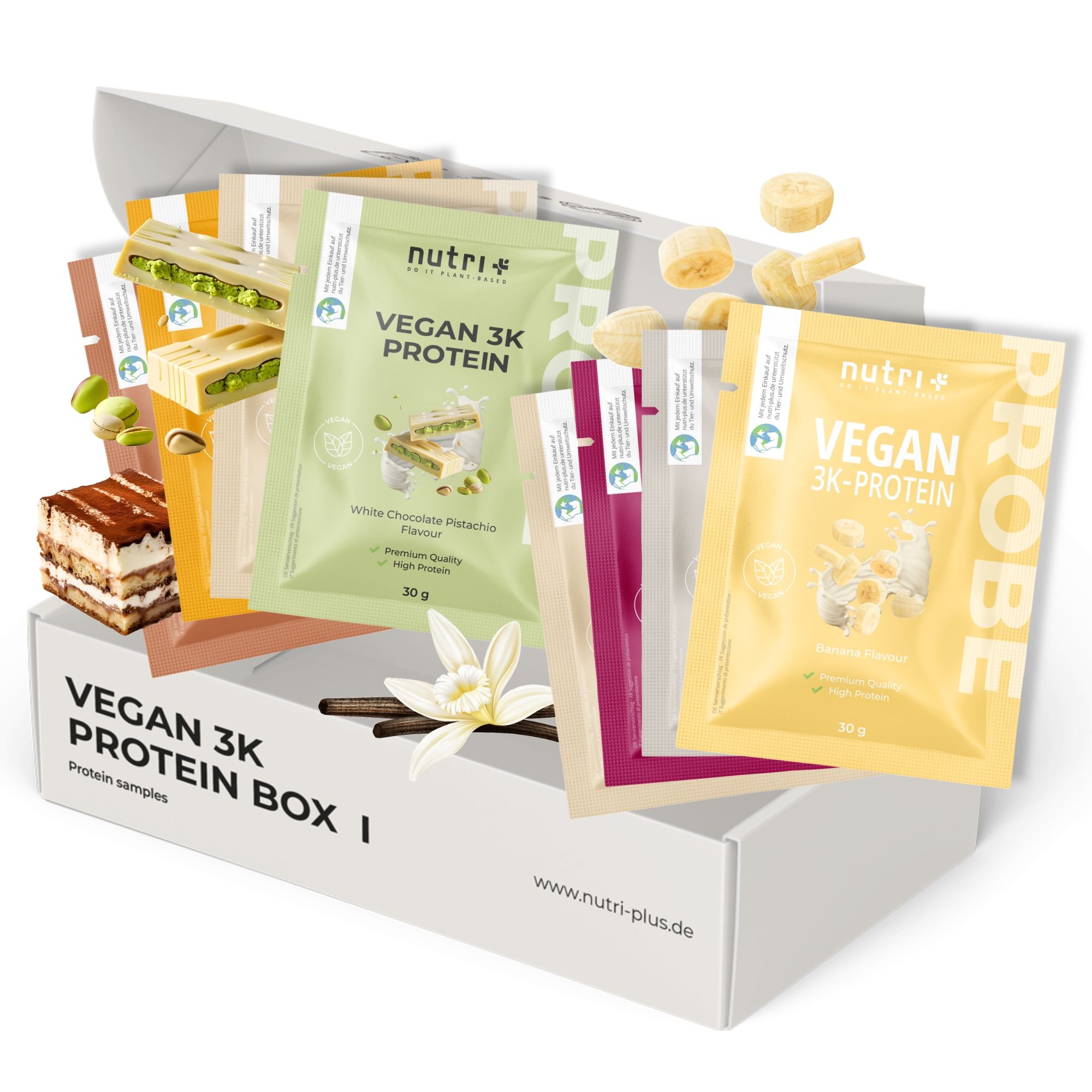 Offene Box mit Proben von veganem 3K-Protein. Verschiedene Geschmacksrichtungen in Beuteln. Bananenscheiben und Vanilleschote.