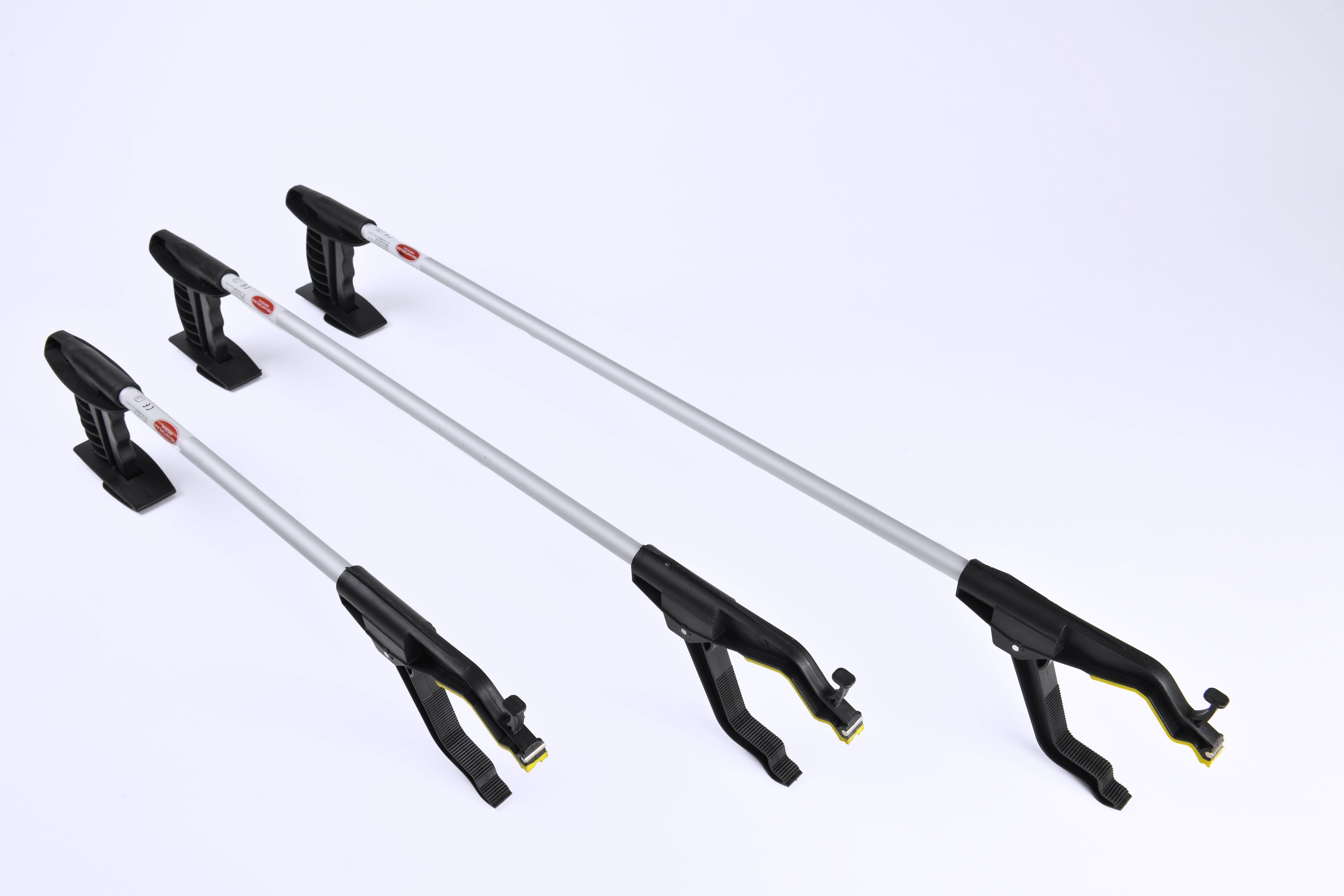 Drei Greifhilfen, silberne Stiele, schwarze Greifarme und Griffe. Rote Akzente. Auf hellem Hintergrund.