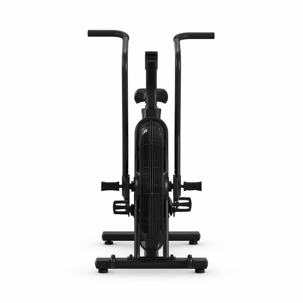 Schwarzes Air Bike von vorne. Lenker, Pedale und Lüfterrad sichtbar. Fitnessgerät.