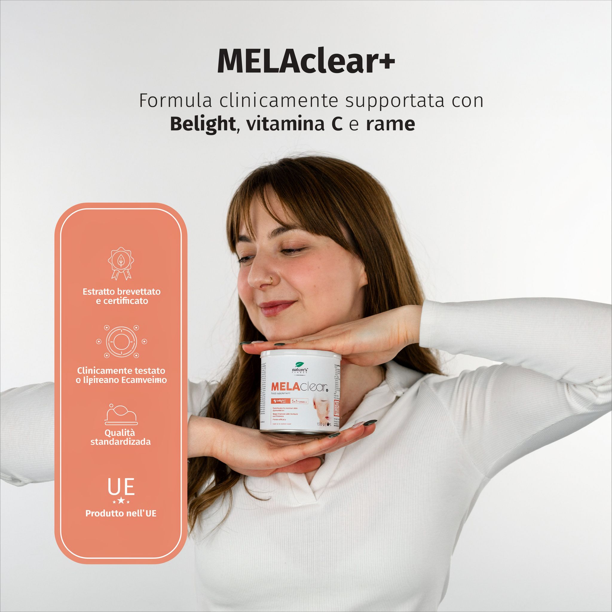Frau hält Dose MELAclear+ mit Hinweisen zu patentiertem Extrakt, klinischer Prüfung und EU-Qualität.