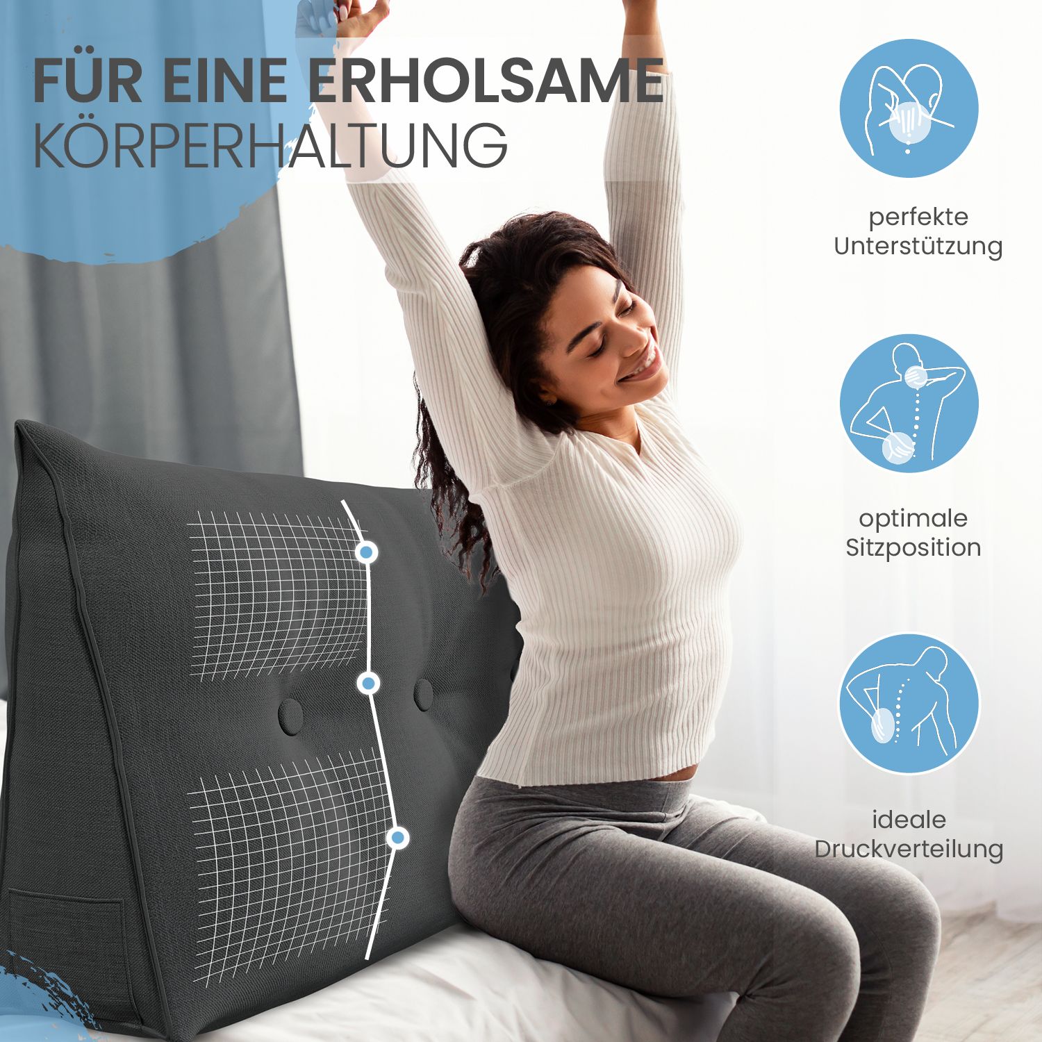 Graues Keilkissen mit Knöpfen. Frau sitzt und dehnt sich. Text: Für eine erholsame Körperhaltung, perfekte Unterstützung, optimale Sitzposition.