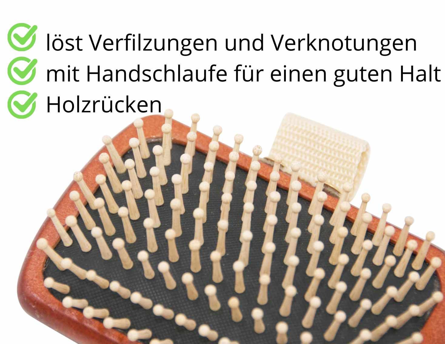 Nahaufnahme einer rechteckigen Bürste mit Holzgriff und hellen Borsten. Beige Handschlaufe. Text: löst Verfilzungen, Holzrücken.