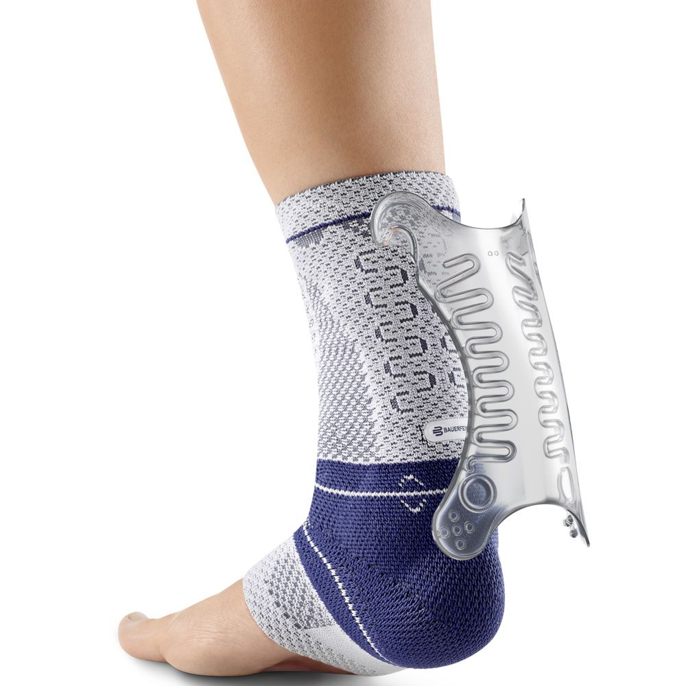 Bauerfeind AchilloTrain® Bandage mit Pelotte am rechten Fußgelenk. Blau und Grau.