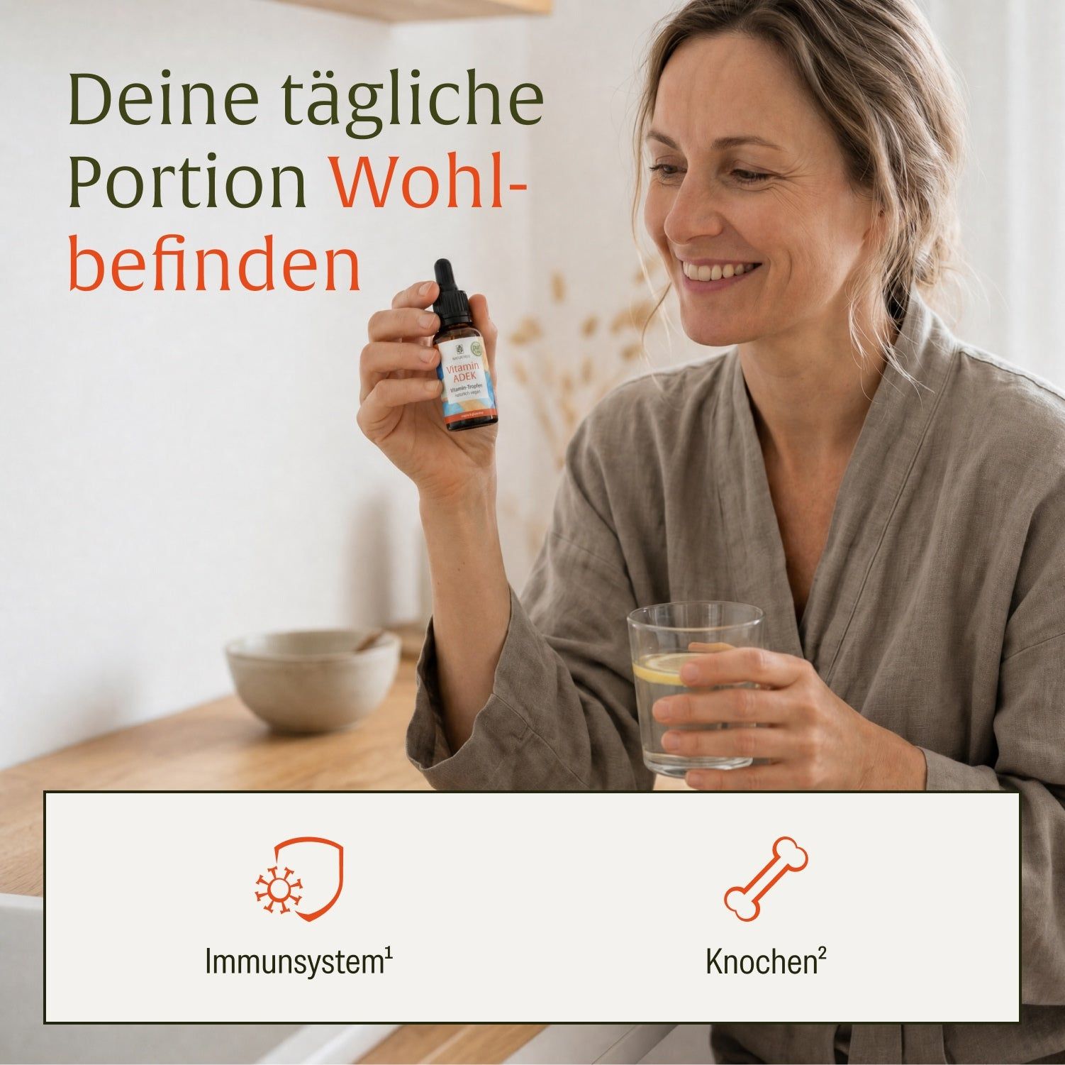 Frau hält NATURTREU Vitamin ADEK Tropfenflasche, trinkt Wasser, Icons für Immunsystem und Knochen.